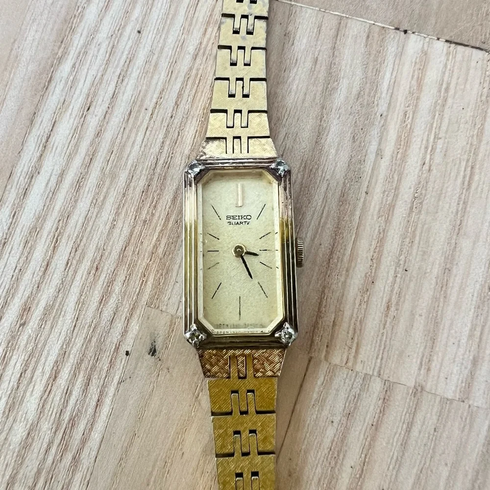 Vintage seiko ladies gold tone diamond octagonal dress watch NEW BATTERY